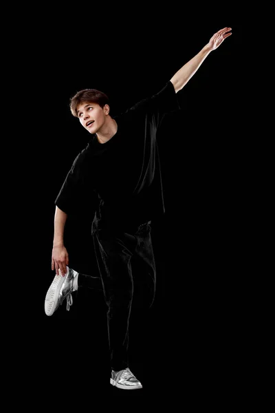 Jonge Man Zwart Shirt Dansen Grappig Maken Bewegingen Zwarte Achtergrond — Stockfoto