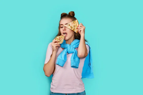 Femme Heureuse Couvrant Ses Yeux Avec Une Tranche Pizza Fraîche — Photo