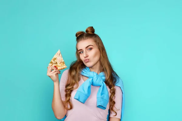 Chica Divertida Con Rebanada Pizza Sobre Fondo Azul Espacio Copia — Foto de Stock