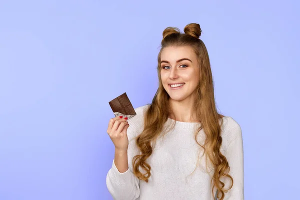 Elegante Chica Sonriente Suéter Con Barra Chocolate Sobre Fondo Violeta — Foto de Stock