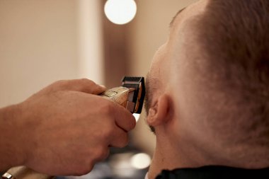 Saç makasıyla berberin erkek elleri, yaklaşın..