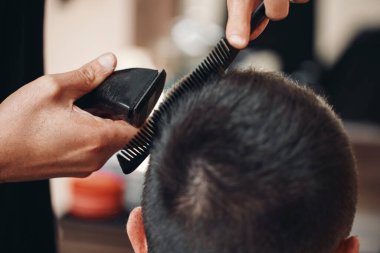 Berber, berber dükkanında beyaz adamı tıraş ediyor. yakın plan