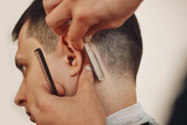 Berber berber dükkanında tıraş edilmiş sakallı adam. yakın plan