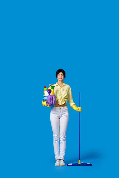 Graziosa Casalinga Guanti Gomma Gialli Con Secchio Detergenti Sfondo Blu — Foto Stock