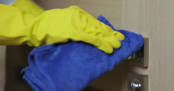Manos Femeninas Guantes Goma Amarillos Limpiando Picaporte Usando Trapo Azul — Vídeo de stock