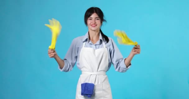 Temiz Önlüklü Komik Kadın Mavi Arka Planda Sarı Lastik Eldivenli — Stok video