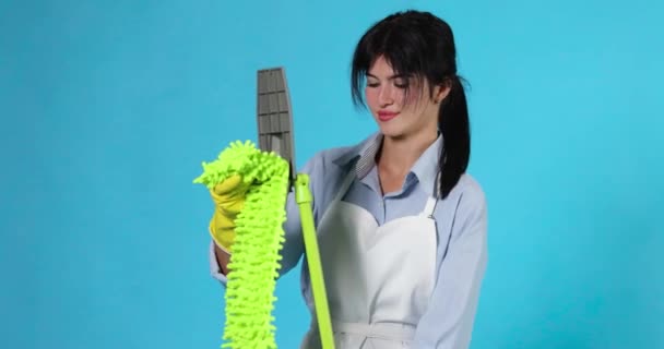 Profesyonel Temizlikçi Kız Lastik Eldivenli Temiz Önlüklü Mavi Arka Plandaki — Stok video