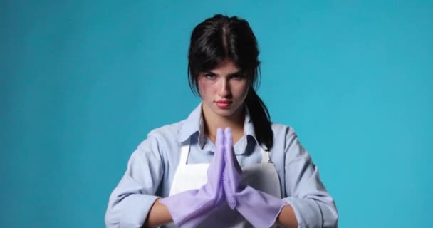 Menekşe Rengi Lastik Eldivenli Temiz Önlüklü Güzel Kadın Mavi Arka — Stok video