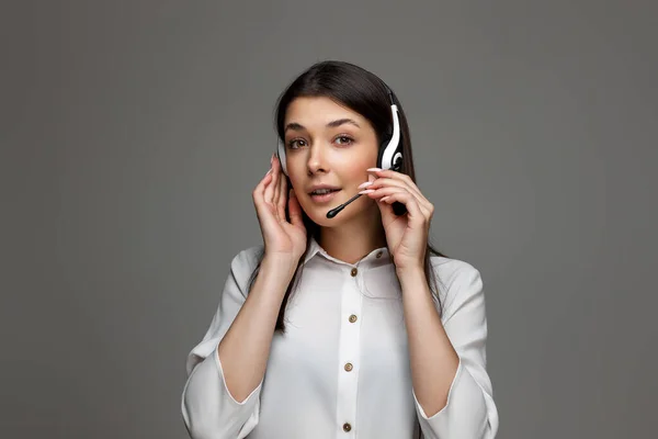 Uważna Kobieta Słuchawkami Mikrofonem Konsultuje Się Klientami Online Call Center — Zdjęcie stockowe
