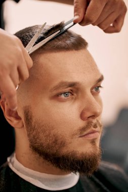 Kuaför makas ve tarakla saç stili yapıyor. yakın plan