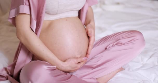 Szczęśliwy Ciąży Kobieta Głaskanie Jej Brzuch Siedzi Łóżku Domu — Wideo stockowe