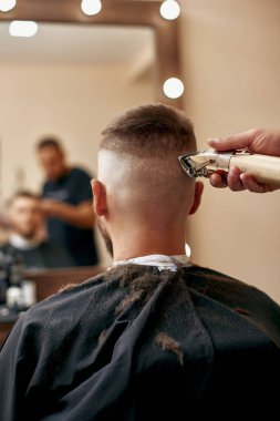 Berber berber dükkanında sakallı yakışıklı adamı tıraş ediyor..