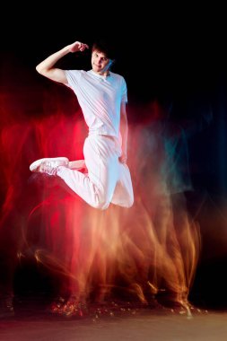 Kafkasyalı adam neon ışıkta neşeyle hareket ediyor.