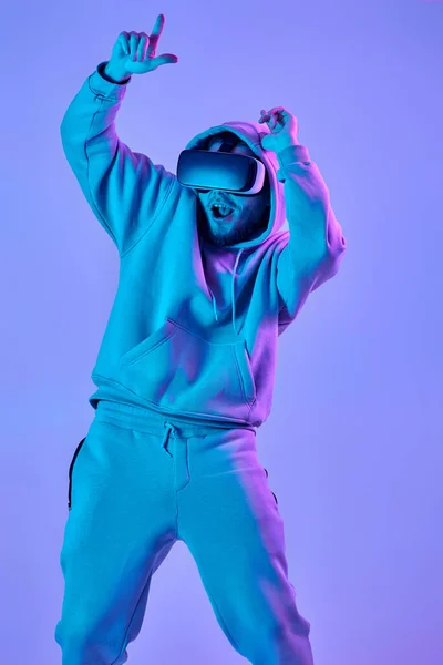 Man Sweatshirt Using Virtual Reality Glasses Playing Video Games Blue — Fotografia de Stock