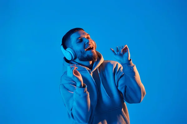 Handsome Bearded Man Headphones Sweatshirt Enjoying Favorite Music Blue Neon — Stok fotoğraf