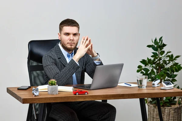 Young Man Sitting Chair Table Resting Using Laptop — Stock Photo, Image