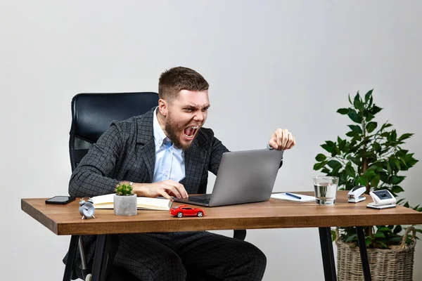 Angry Businessman Shouting Loudly Sitting Chair Deskand Having Computer Problems — Stock fotografie