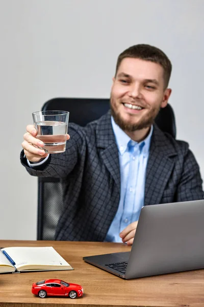 Businessman Suit Sitting Desk Front Laptop Holding Glass Water Focus — ストック写真