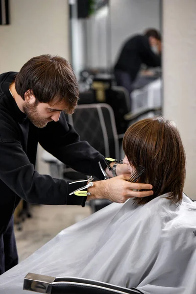 Male Hairdresser Working Client Beauty Salon — Stock Photo, Image