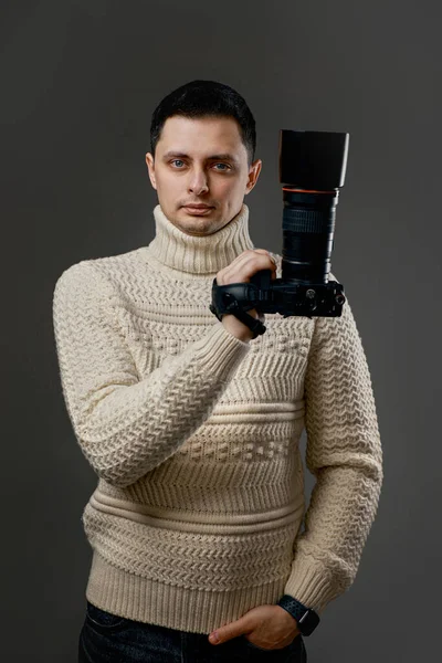 Gri Arka Planda Dijital Kamerası Olan Beyaz Kazaklı Profesyonel Fotoğrafçı — Stok fotoğraf