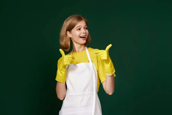 Vacker Blond Kvinna Gult Gummi Handskar Och Renare Förkläde Visar — Stockfoto