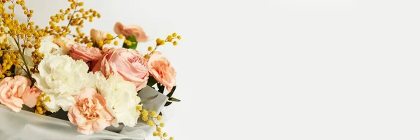 Doos Met Mooie Boeket Witte Roze Bloemen Witte Achtergrond Voorjaarsbloemen — Stockfoto
