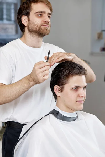 직업적 스타일리스트는 이발소에서 머리를 의자에 감식가를 만난다 고객은 스타일을 원하는지 — 스톡 사진