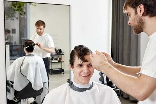 理发店与男性客户工作时的专业理发师 — 图库照片