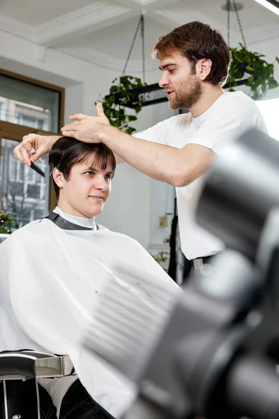 Handsome Young Man Visiting Professional Hairstylist Barber Shop — Stock Photo, Image