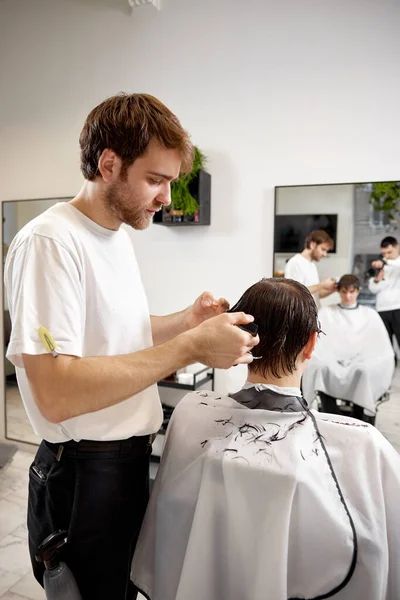 Young Caucasian Man Getting Haircut Professional Male Hairstylist Using Comb — 图库照片