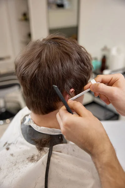 Fryzjer Strzyże Białego Mężczyznę Salonie Fryzjerskim Zbliżenie — Zdjęcie stockowe