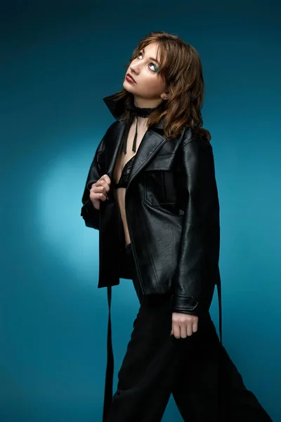 Junge Stilvolle Frau Posiert Schwarzer Lederjacke Und Hose Auf Blauem — Stockfoto