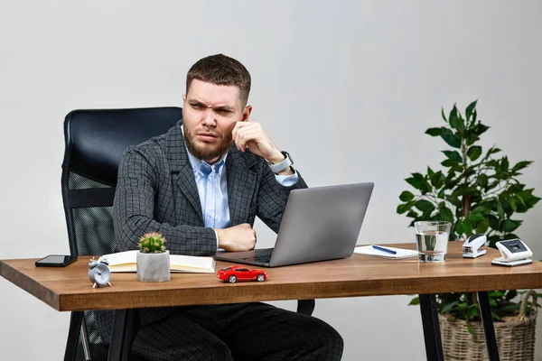 Young Man Using Laptop Sitting Chair Desk Having Problems Thinking — Stock Photo, Image