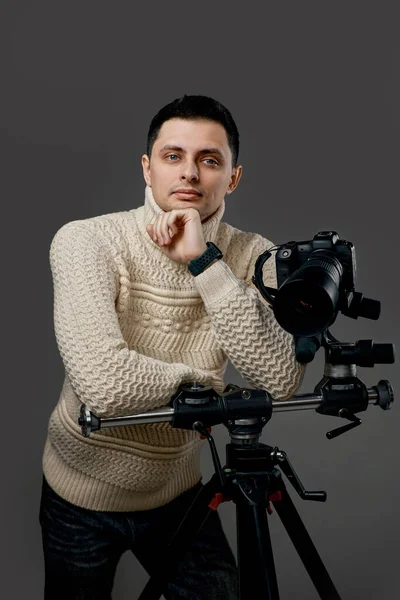 Jovem Fotógrafo Bonito Profissional Suéter Com Câmera Foto Dslr Tripé — Fotografia de Stock