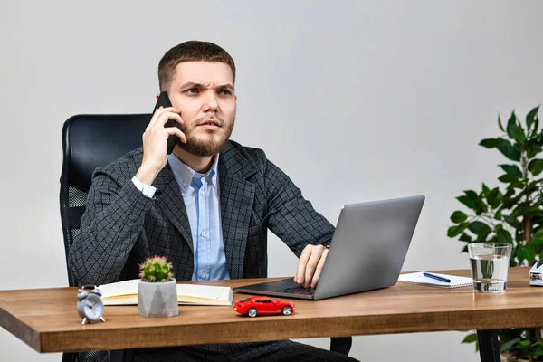Бізнесмен Працює Ноутбуком Розмовляє Телефону — стокове фото