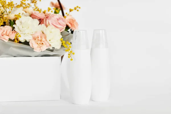 Kosmetisches Schönheitsprodukt Flasche Mockup Mit Natürlichen Zutaten Und Frühlingsblume Natürliches — Stockfoto