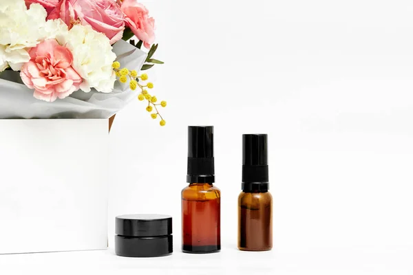 Små Glas Kosmetiska Flaska Mockup Med Naturlig Ingrediens Och Blomma — Stockfoto