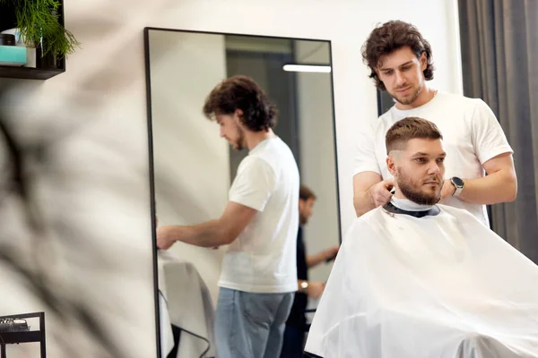 Handsome Young Man Visiting Professional Hairstylist Barber Shop — Stock fotografie
