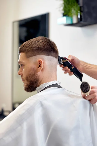 理发店里 理发师把头发剪得很短 剪得很短 留着一头英俊的胡子 — 图库照片