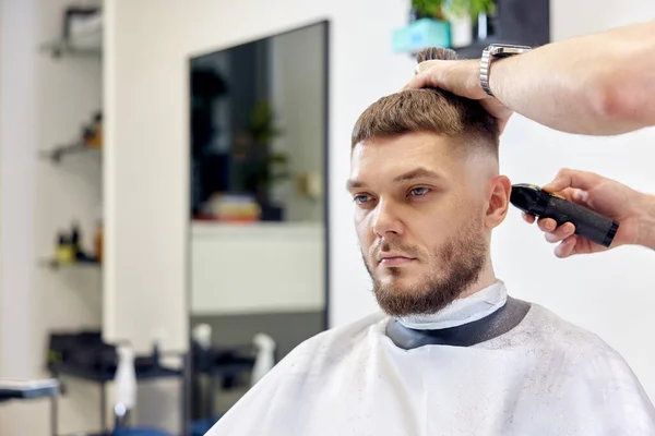Barber Trim Haar Met Tondeuse Knappe Bebaarde Man Kapperszaak — Stockfoto