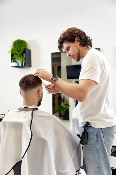 Hairdresser Does Haircut Caucasian Bearded Man Using Comb Grooming Scissors — Stok fotoğraf