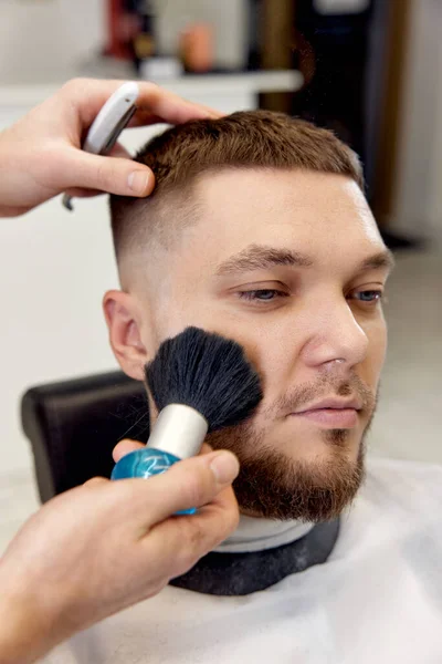 理发店发型师招待英俊的留胡子男子 — 图库照片