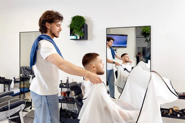 理发店与男性客户工作时的专业理发师 — 图库照片
