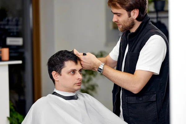 Professional Male Hairstylist Combing Young Customers Hair Barbershop — Stock Photo, Image