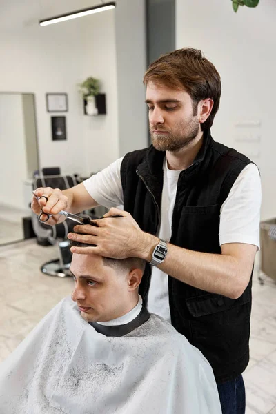Professional Hairdresser Does Haircut Caucasian Bearded Man Using Comb Scissors — Zdjęcie stockowe