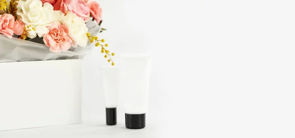 Biała Tubka Kosmetyczny Produkt Kosmetyczny Naturalnym Składnikiem Kwiatem Skopiować Przestrzeń — Zdjęcie stockowe