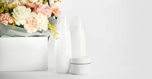 Kosmetyczny Produkt Kosmetyczny Butelka Makieta Naturalnego Składnika Kwiat Wiosny Naturalna — Zdjęcie stockowe