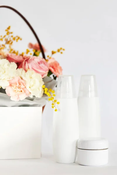 Καλλυντικά Μακιγιάζ Μπουκάλι Προϊόν Ομορφιάς Φυσικό Συστατικό Και Λουλούδι Της — Φωτογραφία Αρχείου