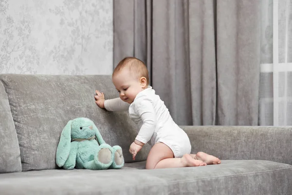 Schattig Baby Meisje Spelen Met Zacht Speelgoed Bunny Thuis — Stockfoto