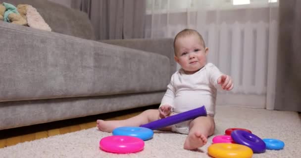 Nettes Baby Mädchen Spielt Mit Bunten Spielzeug Pyramide Sitzt Auf — Stockvideo
